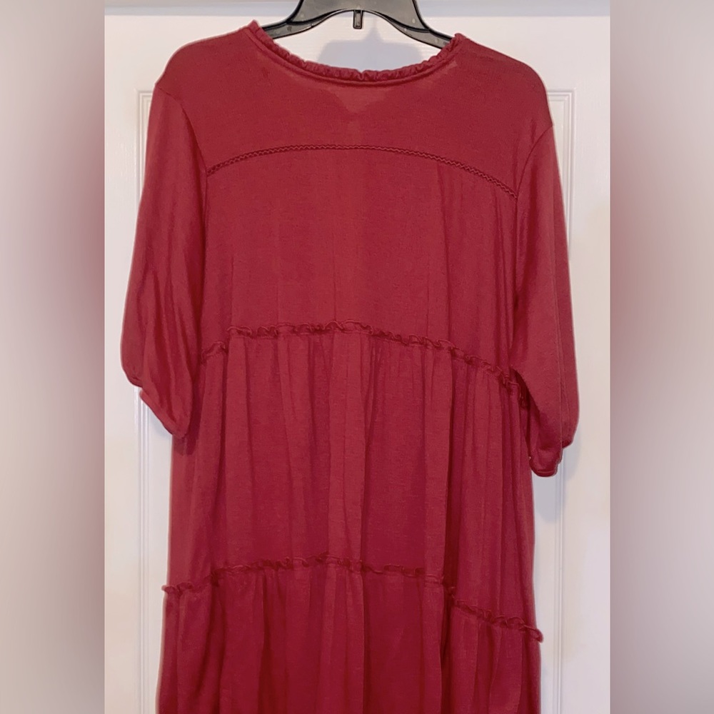 Dress with elastic sleeves